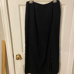 Vintage Parisian Signature Size 12 Elegant Black Women's Skirt
Hem unraveled